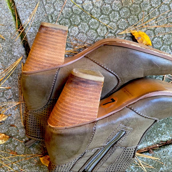 Report stacked heel leather ankle booties. - Picture 3 of 5